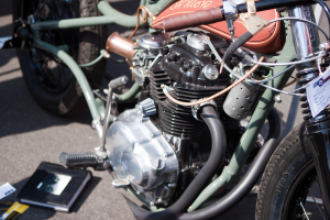 Motorräder und ein Buch sind im Bild zu sehen.