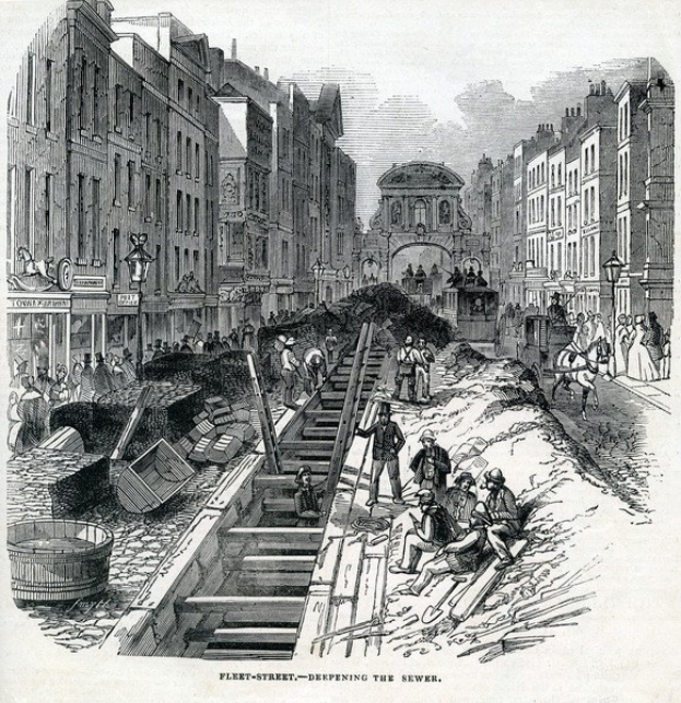 Schwarze und weiße Zeichnung einer Stadtstraße namens "Fleet Street" mit Menschen, die zwischen Gebäuden gehen, Laternen an der Straße und Text unten mit der Aufschrift "Fleet Street - Verteidigend den Abwasserkanal."