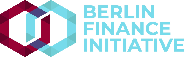 Logo der Berlin Finance Initiative: ein blauer Kreis mit einer weißen Umrandung und einem "B" in der Mitte, umgeben von einem weißen Ring mit einem blauen und weißen Karomuster, auf einem weißen Hintergrund mit fetter schwarzer Schrift, die "Berlin Finance Initiative" lautet.