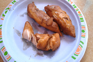 Ein Teller mit einem Fleischstück.