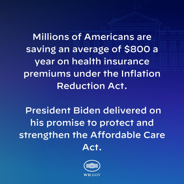 Blauer Hintergrund mit wei├čer Schrift, die besagt, dass Millionen von Amerikanern durchschnittlich 800 USD pro Jahr an Krankenversicherungspr├Ąmien unter dem Inflation Reduction Act sparen, begleitet von einem Logo.