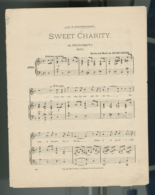 Alte Notenblätter für "Sweet Charity" mit Noten und Symbolen auf einer Glasoberfläche.
