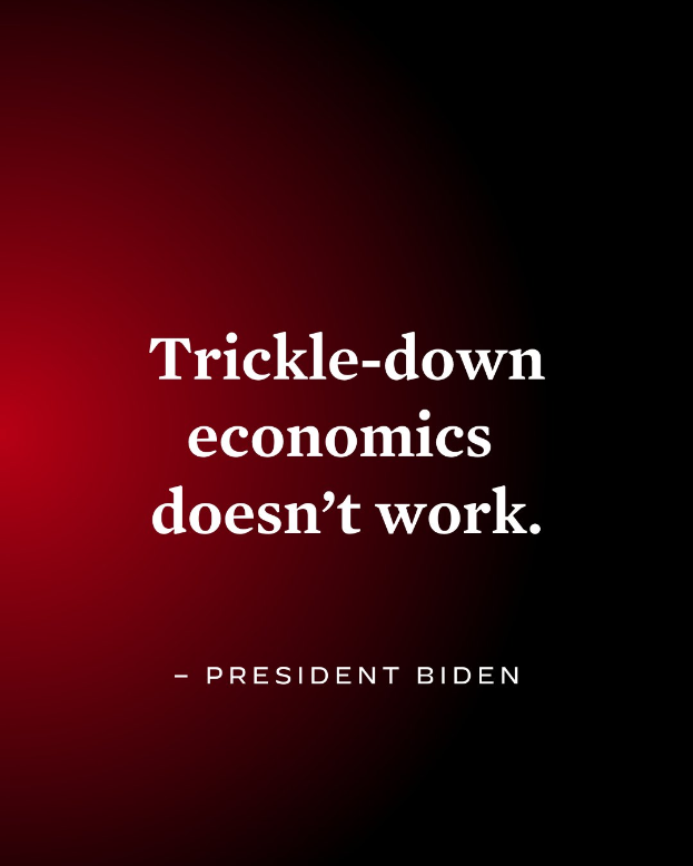 Ein Plakat mit fetter, schwarzer Schrift auf einem weißen Hintergrund, das "Trickle-Down Economics Doesn't Work" lautet, eingerahmt von einem schmalen schwarzen Rand, und enthält einen Zitat von Präsident Biden.