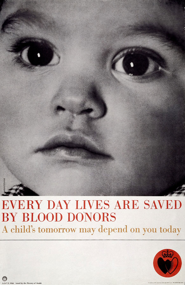 Plakat mit einem Kind mit ernster Miene umgeben von Text, der "Jeden Tag rettet Blutspenden Leben" in fetter schwarzer Schrift angibt.