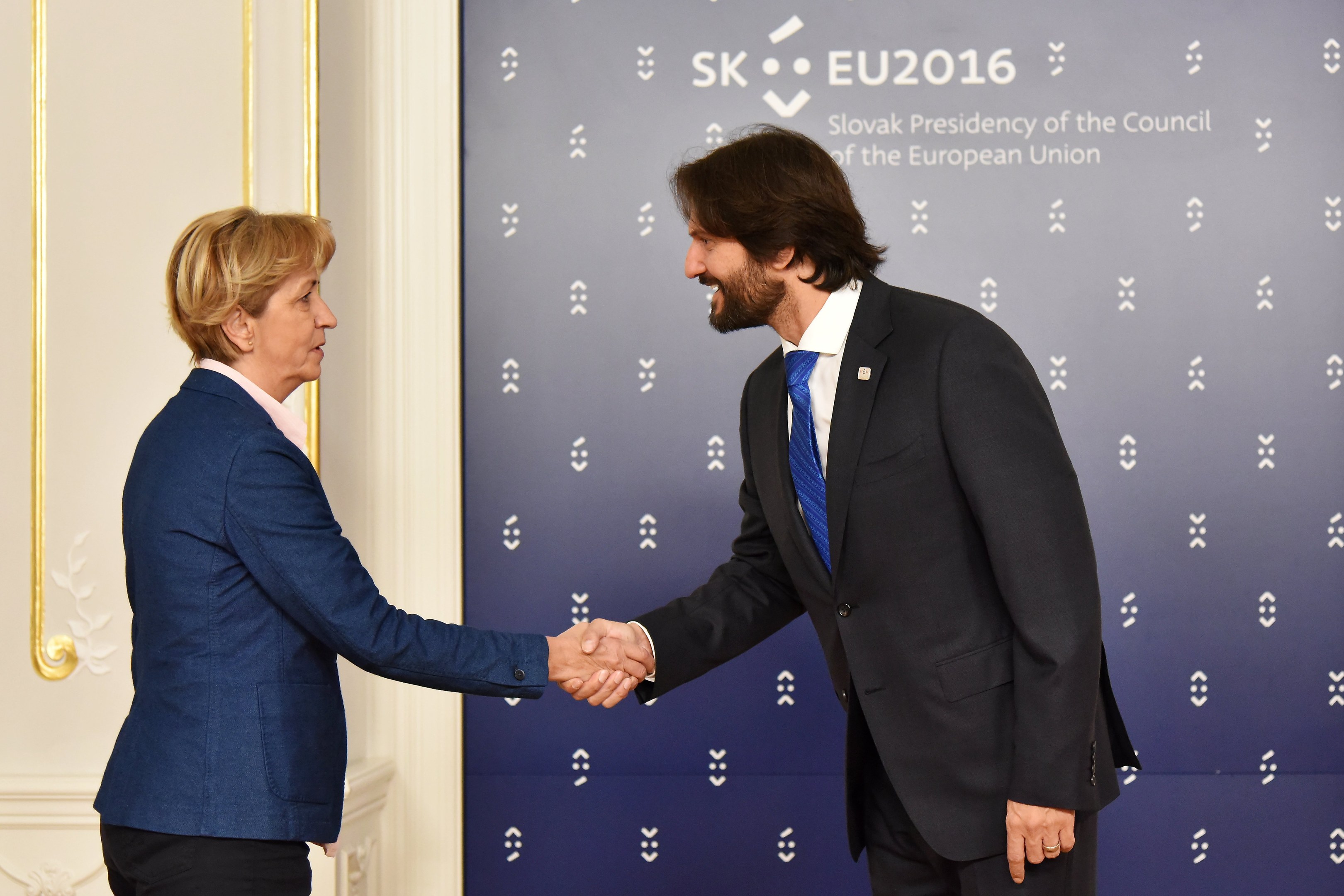 Bundeskanzlerin Angela Merkel und Bundespräsident Joachim Gauck schütteln sich die Hände auf einem EU-Gipfeltreffen, beide lächeln freundlich