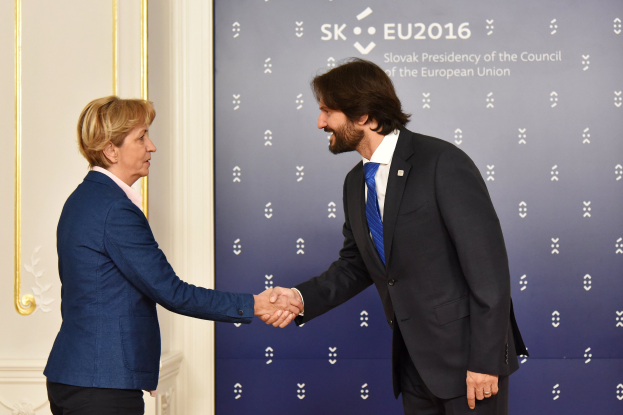 Bundeskanzlerin Angela Merkel und Bundespräsident Joachim Gauck schütteln sich die Hände auf einem EU-Gipfeltreffen, beide lächeln freundlich