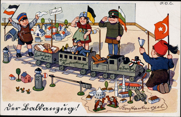 Kinder spielen mit einem Spielzeugebahn auf einem Eisenbahngeleise in einer Miniatur-Außenanlage mit Häusern, Bäumen und anderen Gegenständen; Text unten.