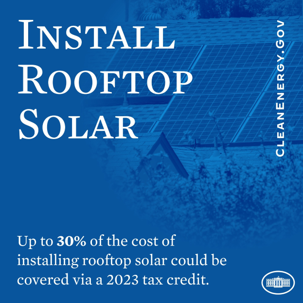 Plakat mit Text über einen 2023-Steuerkredit, der bis zu 30% der Kosten für die Installation von Dachsolar deckt, mit Bäumen und einem Gebäude mit Solarpanelen im Hintergrund.