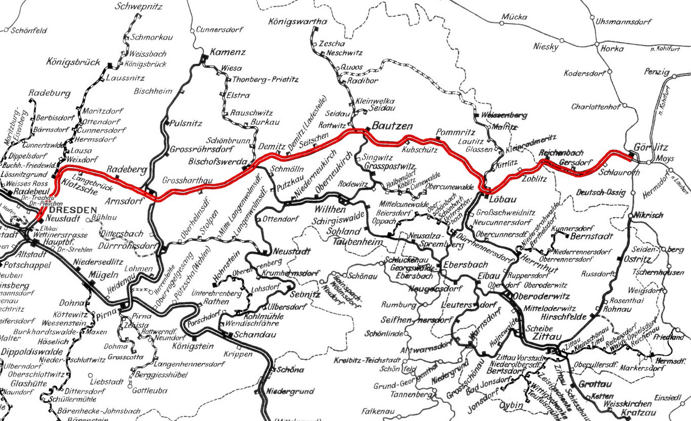 Schwarze und weiße Deutschlandkarte mit einer roten Linie, die eine Bahnroute markiert, einschließlich beschrifteter Städte und Ortschaften entlang des Weges.