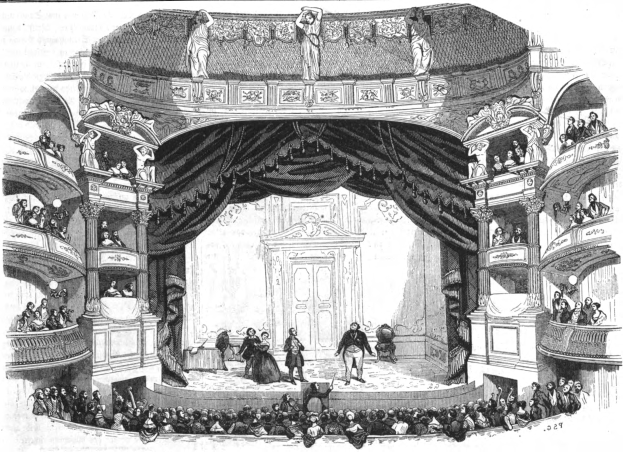 Eine Schwarz-Weiß-Zeichnung einer Bühne mit Menschen, Geländern, Säulen, Vorhängen und einer Tür, beschriftet mit 'The Theatre of the Royal Opera House, London, England'.