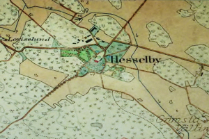 Alte Karte von Hesselby mit detaillierten Markierungen von Straßen, Gebäuden und Sehenswürdigkeiten.